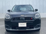 ご納車前には、MINIを熟知したメカニックによる100項目の点検・整備を行います。不具合箇所、交換時期に達している部品に関しましては、全て当社負担で交換してからのご納車となります。