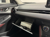 【グローブボックス】車検証、サングラスやCDなど小さい荷物が収納できるので車内を綺麗に整頓できますね。