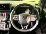 インテリアに合わせたデザインのステアリングは、運転される方のことも考え、運転しやすい形状、大きさです。是非一度、実際に触ってお確かめください。