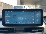 タッチスクリーンをタップするかスワイプするだけですべての機能を呼び出せます。Apple CarPlayおよびAndroid Autoに対応しスマートフォンとのシームレスな 連携も実現。さらに、USBポートを標準装備しています。