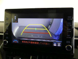バックガイドモニター付き。車両後方の映像をナビ画面に表示し、駐車などの後退操作をサポートします。