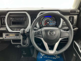 運転席は、ハンドルから手が届きやすい位置にスイッチ類が配置され、ロングドライブなども快適に楽しめます。