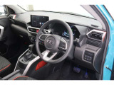 【運転席&助手席】シートは黒を基調にしたスタイリッシュなデザインです。クリーニング済みですので清潔感があり気持ち良く乗っていただけます♪
