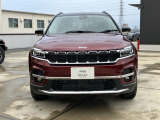 「どこにでも行ける。何でもできる。」Jeepに息づく自由の精神はその素晴らしい性能で、Jeepだから辿り着ける未知なる世界へ誘い心と身体を開放します。