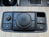 手元には運転姿勢を崩さずに操作していただける、ロータリーコマンダースイッチが装備されております。