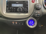 オートエアコンがついてますので、お好みの温度をセットするだけで風の強さや風量を自動で調整します。スイッチやダイヤル類も簡単操作で快適に過ごせます。