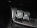 スマートフォンの充電等にも便利な電源ソケットも使いやすい場所に装備されています。