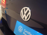 リアカメラがVWエンブレムに内蔵されています。ギアをリバースに入れると車両後方の映像が映しだされます。