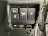 ハンドルの右下に、VSA(ABS+TCS+横滑り抑制)の解除スイッチとETCがついています。高速道路の料金所の通過も楽々です!。 カードの取り出しもしやすい場所についています。