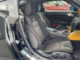 運転席はホールド感のあるシートになっております。