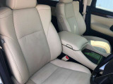 厚みのあるシートは座り心地も良く運転席も助手席もリラックスしてゆったりと座れます!