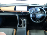 操作性とデザイン性を重視した運転席廻りと各種スイッチやメーター類です!