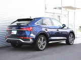 エクステリアは「Q5」のデザインコンセプトを踏襲しながらも、シングルフレームグリルやルーフ、前後バンパーなどを専用デザインとすることで「Q5スポーツバック」ならではのスタイリングを際立たせた。