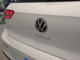 リアカメラがVWエンブレムに内蔵されています。ギアをリバースに入れると車両後方の映像が映しだされます。