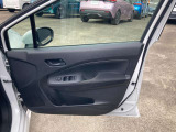 乗り降りで多く使用する運転席ドアですが、目立った傷や汚れもなく綺麗です!