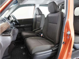 運転席と助手席は足元が繋がっているので自由に行き来しやすいので駐車場が狭いときでも助手席側からスムーズに乗り降りできて便利!