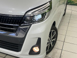 【LEDヘッドライト】悪天候や夜間走行時も良好な視界を確保し安心して運転できる高輝度LEDヘッドライトを装備!点灯速度が早く、消費電力も抑えられています。