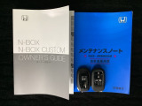 スマートキーは鍵をバッグに入れたままでもドアロックの開閉やエンジンのON・OFFができます。夜間や雨の日も鍵を探さなくて良いので便利です。