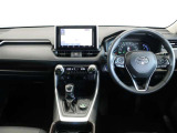 操作性とデザイン性を重視した運転席廻りと各種スイッチやメーター類です!