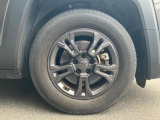 タイヤサイズは215/65R16です。