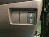VSA装備車です。VSAはドライバーの操作と車の動きを見守っています。もし車の挙動が乱れたとき、4輪別々にブレーキをかけたり、エンジンパワーをしぼることによって車を安定させます。