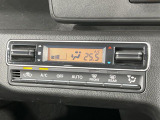 【オートエアコン】一度お好みの温度に設定すれば、車内の温度を検知し風量や温度を自動で調整。暑い…寒い…と何度もスイッチ操作をする必要はありません。快適な車内空間には必須の機能ですね♪
