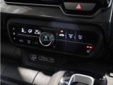 【オートエアコン】温度を設定すれば自動で快適な車内温度を保ちます。エアコン内部の高性能脱臭フィルターで車内のアレルゲンや花粉を除去。