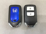 スマートキーを装備しています。鍵を差し込むことなくドアロックの開け閉めと、スタートボタン操作でのエンジンスタートができます。スペアキーも同じものを用意しております。