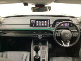 車内は光触媒抗菌消臭施工済です。スタイリッシュなデザインでスポーティなインパネ周りを演出します。グローブボックスやカップホルダーのほかにトレーなどたくさんの収納スペースが付いています。