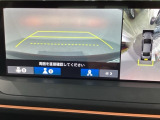 マルチビューカメラシステム搭載車です。お車の周囲を全方位でカバーします。後方・前方・両脇と、コンディションが悪い視界でもカラーモニターに映し出した映像がドライバーをサポートします。