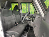 運転席まわりには十分なスペースがあり、大柄な方でもゆったり運転していただける環境です。
