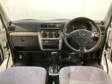 車内は光触媒抗菌消臭施工済です。インパネ周りはスタイリッシュなデザインです。グローブボックスやカップホルダーのほかにトレーなどたくさんの収納スペースが付いています。