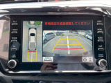 【パノラミックビューモニター】クルマを真上から見下ろした視点で駐車をサポートします!クルマの斜め後ろや真横など、いち早く障害物に気が付くことができます。
