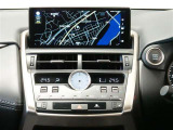 メーカーナビゲーションを装備しており、CD、DVD、Bluetooth、フルセグ視聴可能です。