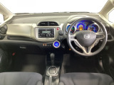 車内は光触媒抗菌消臭施工済です。インパネ周りはスタイリッシュなデザインで機能や装備も充実しています。グローブボックスやカップホルダーのほかにトレーなどたくさんの収納スペースが付いています。