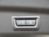 電動リアゲート装備です。バンパー下でのキックスイッチも装備されております。