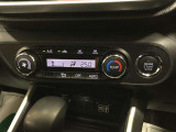 オートエアコンです。運転席から操作しやすいよう、使用頻度の高いスイッチを運転席側にレイアウトしています。