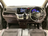 車内はスタイリッシュなデザインで暖かみのあるインパネ周りを演出します。グローブボックスやカップホルダーのほかにトレーなどたくさんの収納スペースが装備されています。