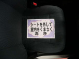 室内外はもちろん、シートを外してニオイの元となるフロアカーペットまで消臭・除菌を実施。中古車を気持ちよくお乗りいただけるクリーニングサービスです。詳細は販売店スタッフまでおたずねください。