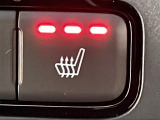 【シートヒーター】シートを温めてくれる暖房機器です!長時間座っていると負担が掛かりやすい背中や腰、または冬場などの寒い日に冷えやすい脚部に快適なぬくもりを伝えます。