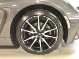 フロントタイヤ・ホイールは純正です。215/45R17は性能・外観共にスポーツ性が体感できます。