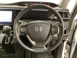 ハンドルにHondaセンシング系のクルーズコントロールやレーンキープアシストなどのスイッチと、オーディオの操作スイッチが装備されています。ハンドルから手を離さず安全に操作できます。