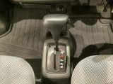 4速AT車のセレクトレバーです。低速から高速までスムーズな走りを実現するとともに、エンジン効率のよい領域を維持することで燃費にも貢献します。