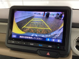 リバースギアに入れるだけで後方の表示へ切り替わります。夜間や雨の日の駐車も楽になりますよ。