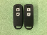スマートキーを装備しています。鍵を差し込むことなくドアロックの開け閉めと、スタートボタン操作でのエンジンスタートができます。スペアキーも同じものを用意しております。
