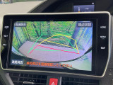 【バックカメラ】駐車時に後方がリアルタイム映像で確認できます。大型商業施設や立体駐車場での駐車時や、夜間のバック時に大活躍!運転スキルに関わらず、今や必須となった装備のひとつです!