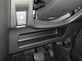 運転席ハンドルの下にも小物置きが付いています。サイドブレーキは手動のスイッチタイプで簡単に操作することができます。