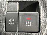 【電動パーキングブレーキ】パーキングブレーキは便利な電動式!ボタン一つで操作でき、アクセルを踏めば自動で解除されます♪レバーやペダルが無いので運転席廻りもすっきりしますね♪