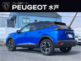 ルーフラインがテールエンドにかけて伸びあがります。デザインポイントの一つです。