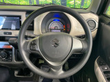 インテリアに合わせたデザインのステアリングは、運転される方のことも考え、運転しやすい形状、大きさです。是非一度、実際に触ってお確かめください。